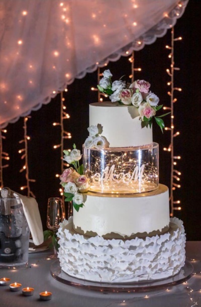 Torta spatolata liscia con teca in plexiglass